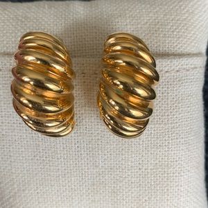 St. John Vintage Shrimp Gold Toned Ear Clips